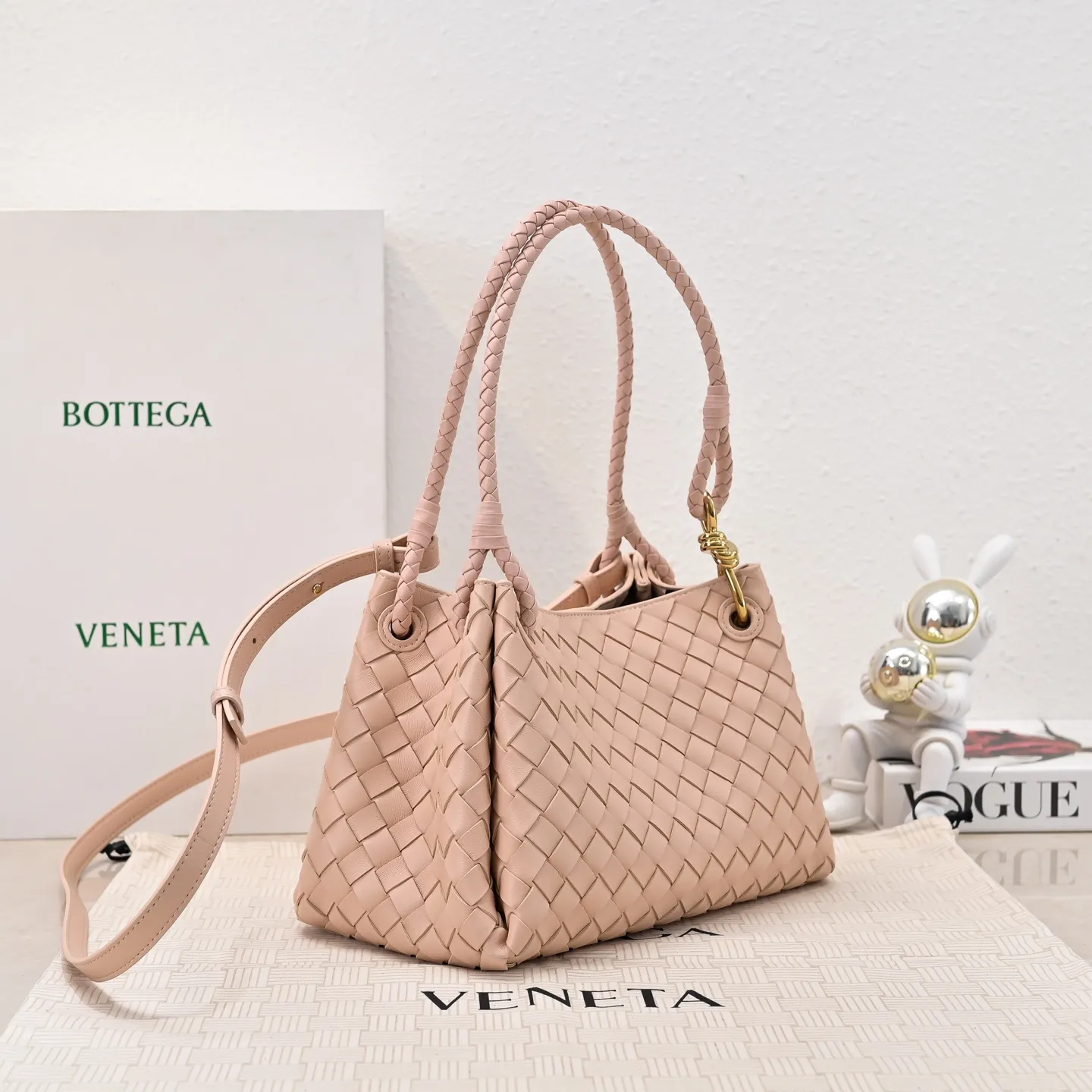 Batch 2060 BOTTEGA VENETA 2025 Autumn New Product Medium Parachuta The long-awaited new medium parachuta is here, with a unique appearance and iconic metal knots, and a whole piece of leather folds the four corners into a parachute shape! The exquisite Knot metal buckle is like putting jewelry on a bag. It is high-end and elegant. Its super capacity can hold all your things! The overall effect of this bag is very different from before. It is neither too delicate to provide a large capacity nor too bulky because of its practicality. It simply provides a perfectly suitable bag for casual and simple people👜 Style number: 5921 Size: 29.5*18.5*17.5cm
